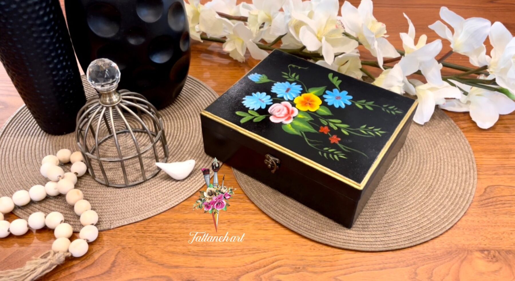 جعبه چوبی دمنوش زیبا با زمینه مشکی و گلهای رنگی